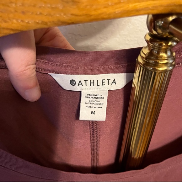 ATHLETA ~ Plum Stratus II Haut Athletic Tee - Picture 2 of 6